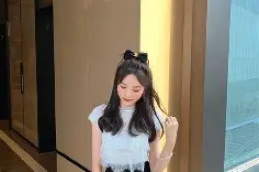 女星超大牌排场惹热议与男助理亲密举动引全网吵翻