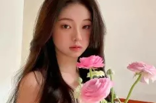 大衣哥朱之文中途罢演引发热议。他在景区登台表演到一半骤然停演并非设备故障而是难以忍受现场高温无法继续演出
