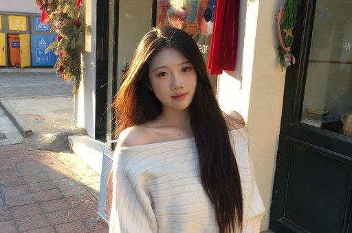 女大学生深夜得知母亲去世向同校70万粉丝博主求助后获助 女大学生深夜得知母亲去世向同校70万粉丝博主求助后获助